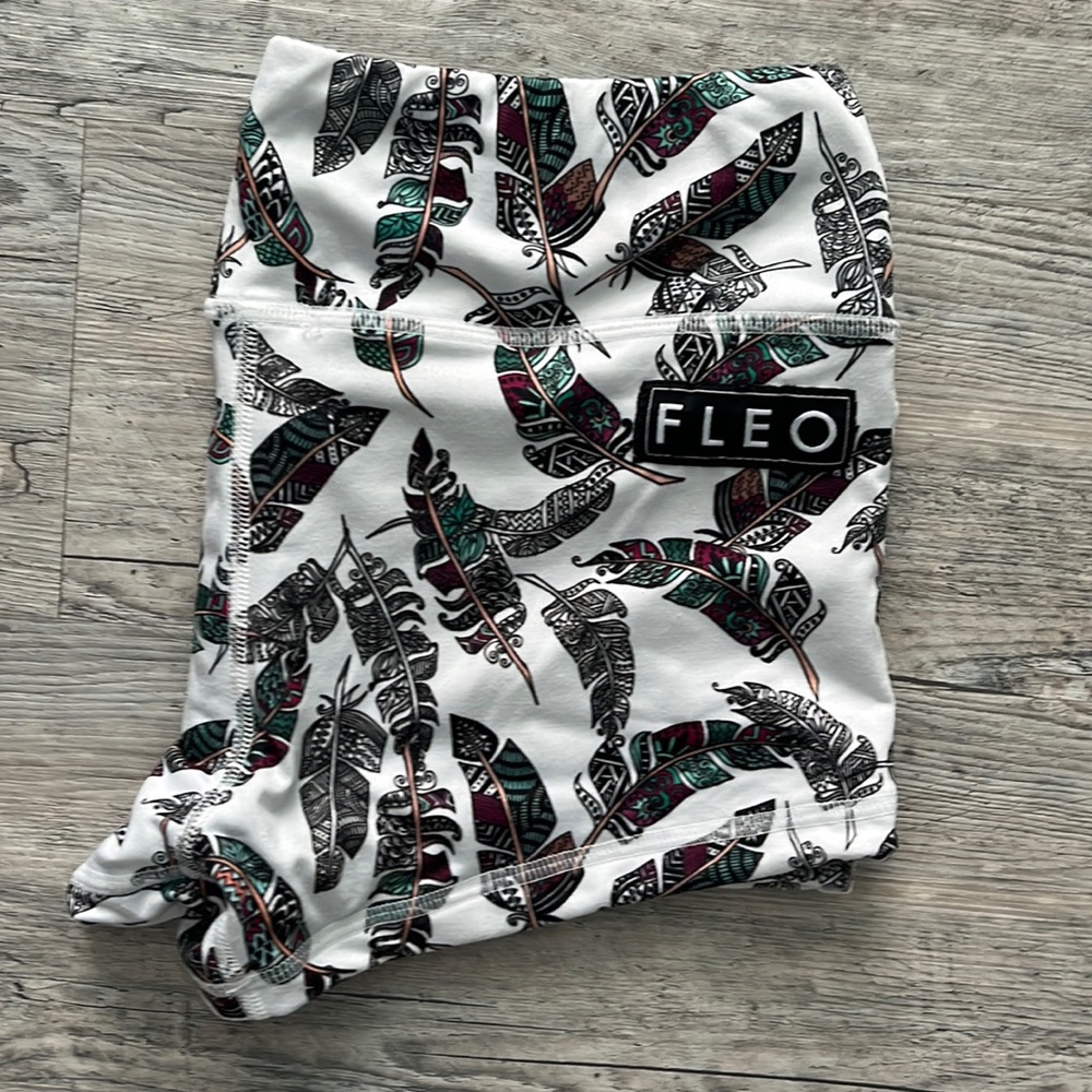 Fleo shorts size M feather 🪶 and white